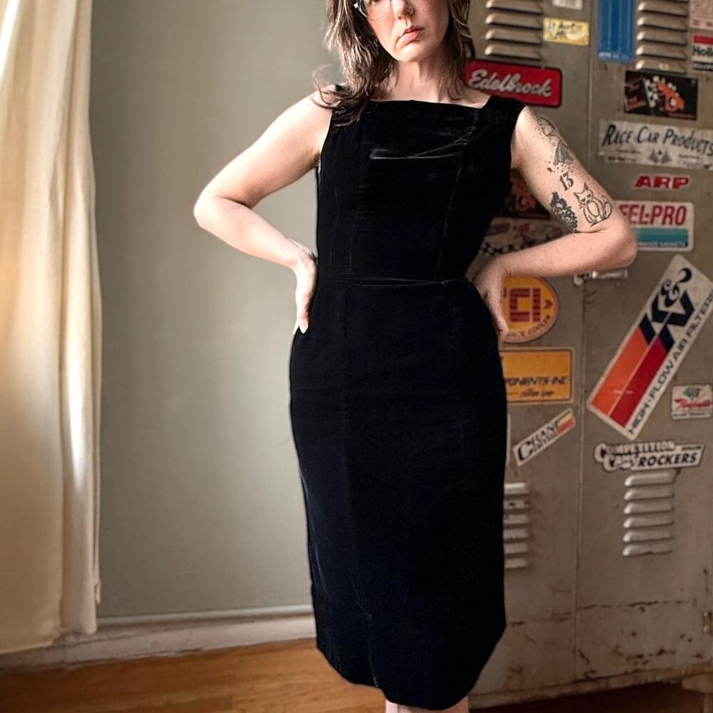 Vintage 60s Black Velvet Sheath Dress | Cocktail Wiggle | Princess Seam | XS